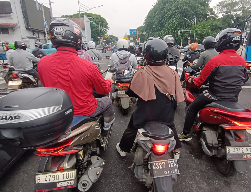Safety Riding Bukan Sekadar Menepi, Ini Etika Pengendara Motor Saat Ambulans Melintas