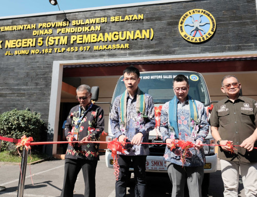 CSR Hino Sumbang Truk Hino 300 untuk Bahan Praktik SMKN 5 Makassar