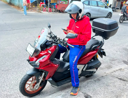 Safety Riding Jangan Cek HP Saat Naik Motor, Ini Risiko Bahayanya