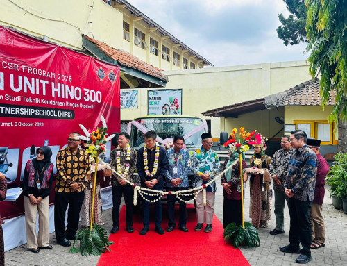 CSR Hino 300 Jadi Kendaraan Praktik Siswa SMK Di Yogyakarta